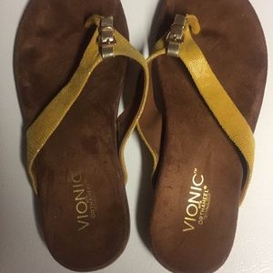 Vionic mustard flip flop size 8